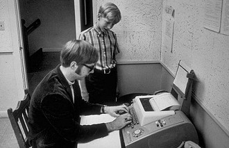 Paul Allen dá lições de programação ao jovem Bill Gates