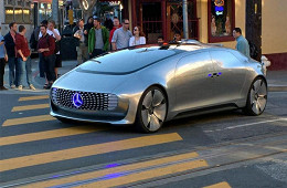 Mercedes sem motorista passeia pelas ruas de San Francisco