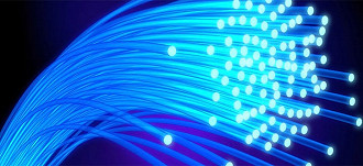 Como foi inventada e como funciona a fibra ótica