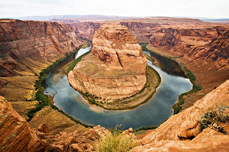 A curva da Ferradura, parte do Grand Canyon esculpido pelo Rio Colorado.