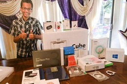 Garoto que foi preso por criar relógio recebe presente da Microsoft Garoto que foi preso por criar relógio recebe presente da Microsoft