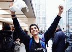 Feliz, brasileiro é o primeiro a comprar o iPhone 6S Feliz, brasileiro é o primeiro a comprar o iPhone 6S