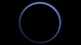 Primeira imagem em cores da atmosfera de PlutÃ£o exibe cÃ©u azul