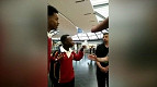 Jovens negros são expulsos de loja da Apple, loja pede desculpas Jovens negros são expulsos de loja da Apple, loja pede desculpas