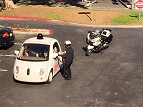 Polícia para carro do Google por andar em baixa velocidade Polícia para carro do Google por andar em baixa velocidade