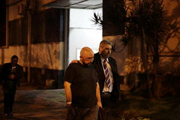 Motorista do Uber é espancado por taxistas Motorista do Uber é espancado por taxistas