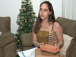 Após compra pela internet, mulher recebe tijolo ao invés de iPhone Após compra pela internet, mulher recebe tijolo ao invés de iPhone