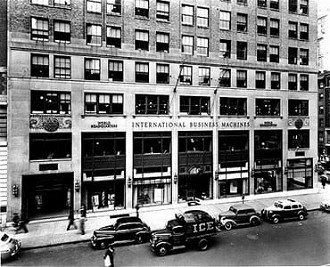 Em 1948 esta era a sede mundial da IBM na 590 Madison Avenue , em Nova York . Com 20 andares este edifício abrigou todas as funções executivas, bem como os departamentos de vendas e serviços que serviam a área de Nova Iorque.