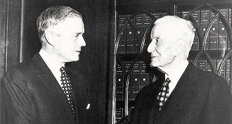 Em maio de 1956, quatro anos depois de se tornar presidente da IBM , Thomas J. Watson, Jr., sucedeu seu pai como diretor executivo.