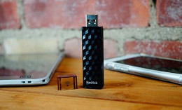 Pendrive da SanDisk é capaz de transmitir arquivos via Wi-Fi Pendrive da SanDisk é capaz de transmitir arquivos via Wi-Fi