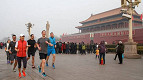 Zuckerberg corre ao ar livre em Pequim e gera polêmica