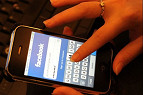 Facebook começa a testar download de vídeos offline em aparelhos Android Facebook começa a testar download de vídeos offline em aparelhos Android