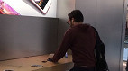 Insatisfeito com atendimento, francês destrói iPhones em loja Insatisfeito com atendimento, francês destrói iPhones em loja