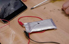 Cientista desenvolve bateria para celular que não explode