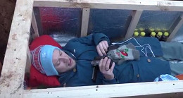 YouTuber russo se enterra por 24 horas para fazer transmissão ao vivo de dentro do caixão