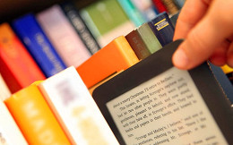 Pessoas com mais idade e com elevado grau de estudo são as que mais baixam livros piratas, diz estudo Pessoas com mais idade e com elevado grau de estudo são as que mais baixam livros piratas, diz estudo