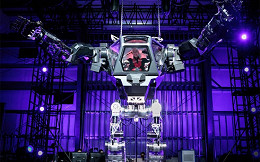 CEO da Amazon surge dentro de robô gigante CEO da Amazon surge dentro de robô gigante