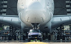 Airbus A380 é rebocado por Porsche Cayenne Airbus A380 é rebocado por Porsche Cayenne