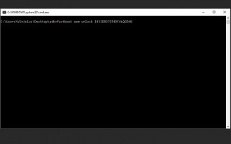 fastboot oem unlock + código recebido no e-mail.