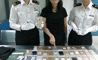 Mulher é presa na China carregando 102 iPhones e 15 relógios de luxo presos ao corpo