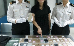 Mulher é presa na China carregando 102 iPhones e 15 relógios de luxo presos ao corpo Mulher é presa na China carregando 102 iPhones e 15 relógios de luxo presos ao corpo
