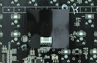 Proteção plástica que fica atrás do conector Micro-USB