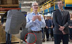 Tim Cook surge em foto com aparelho que pode ser o iPhone 8 Tim Cook surge em foto com aparelho que pode ser o iPhone 8