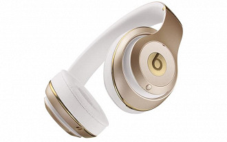 No modo de pouca energia o fone chega a 40 horas de música por carga No modo de pouca energia o fone chega a 40 horas de música por carga