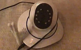 Mulher leva susto quando sua câmera invadida emite voz Mulher leva susto quando sua câmera invadida emite voz