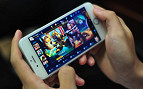 Jovem fica cega após passar várias horas jogando em seu smartphone Jovem fica cega após passar várias horas jogando em seu smartphone