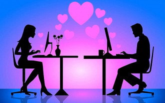 Pesquisa indica que namoros que começam online são mais felizes e duradouros.