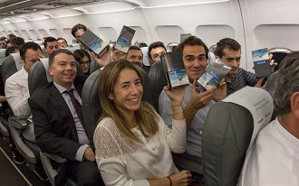 Samsung distribui Galaxy Note 8 de graça em avião.