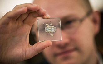 Primeiro microchip do planeta. 