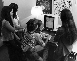 Crianças usando um computador pessoal anos antes da Apple lançar o termo