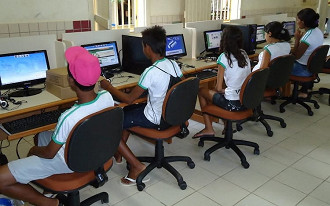 Governo Federal anuncia programa para levar internet mais rápida para escolas.