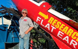 Terraplanista teve que cancelar o seu voo de foguete por falta de autorização Terraplanista teve que cancelar o seu voo de foguete por falta de autorização