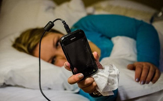 Estudo revela que vício de jovens em smartphones pode estar relacionado a depressão.