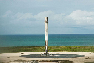 Acima o Falcon 9 pousa na Califórnia em segurança após colocar em órbita a carga em julho
