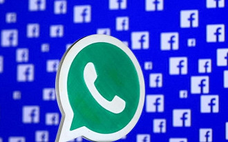 Facebook revela botão de mensagem para WhatsApp em post patrocinado.