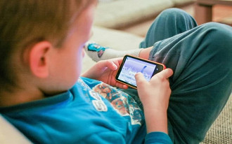Estudo diz que smartphone não prejudica saúde mental das crianças.