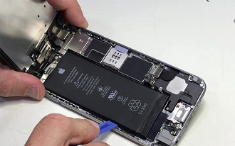 Troca da bateria do iPhone 6s.