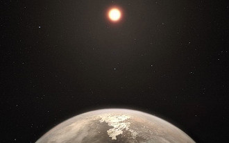 representação do exoplaneta sendo iluminado por Ross 128