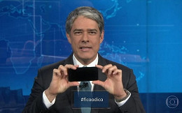 Bombou! Willian Bonner ensina gravar vídeo com celular durante o JN