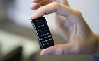Conheça o menor celular do mundo Conheça o menor celular do mundo