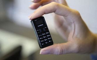 Conheça o menor celular do mundo.