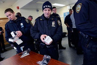 Policiais abrindo a caixinha do Iphone 7