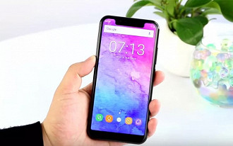 Oukitel U18 com design muito semelhante ao do iPhone X.