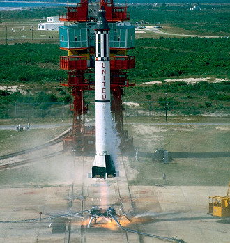 O lançamento do foguete Mercury-Redstone que levou Alan Shepard ao espaço em 5 de maio de 1961