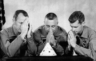 Em agosto de 1966, a tripulação da Apollo 1 manifestou sua preocupação com os problemas de sua nave espacial ao tirar esta foto de oração e depois dar a Joe Shea, gerente do escritório do Programa Apollo