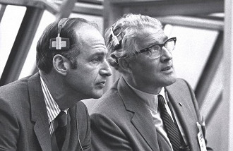 O gerente do programa da cápsula Apollo, George M. Low, à esquerda e o designer de foguete Wernher von Braun